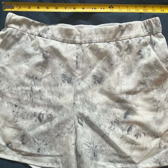 Lululemon Flat Front Relaxed HR Short in "Aquila Rhino Grey Multi "- size 14 - Picture 2 of 7